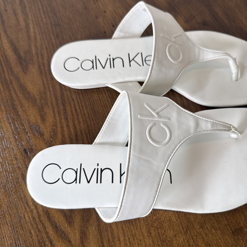 Calvin Klein Saela White Embossed Logo Thong Sandal Size 8 Minimalist Clean Girl - Picture 2 of 6